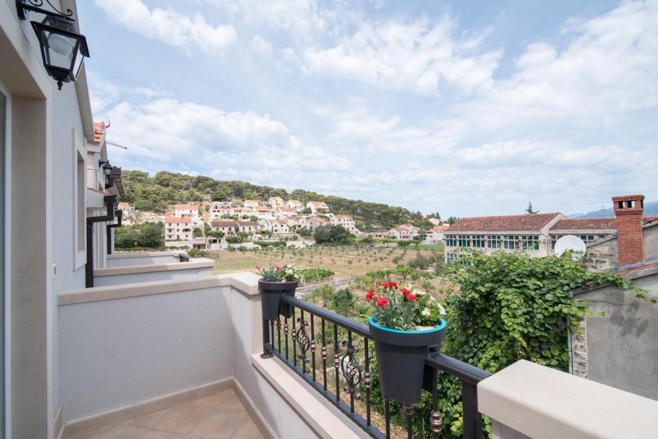 Apartments Mare Postira Bagian luar foto