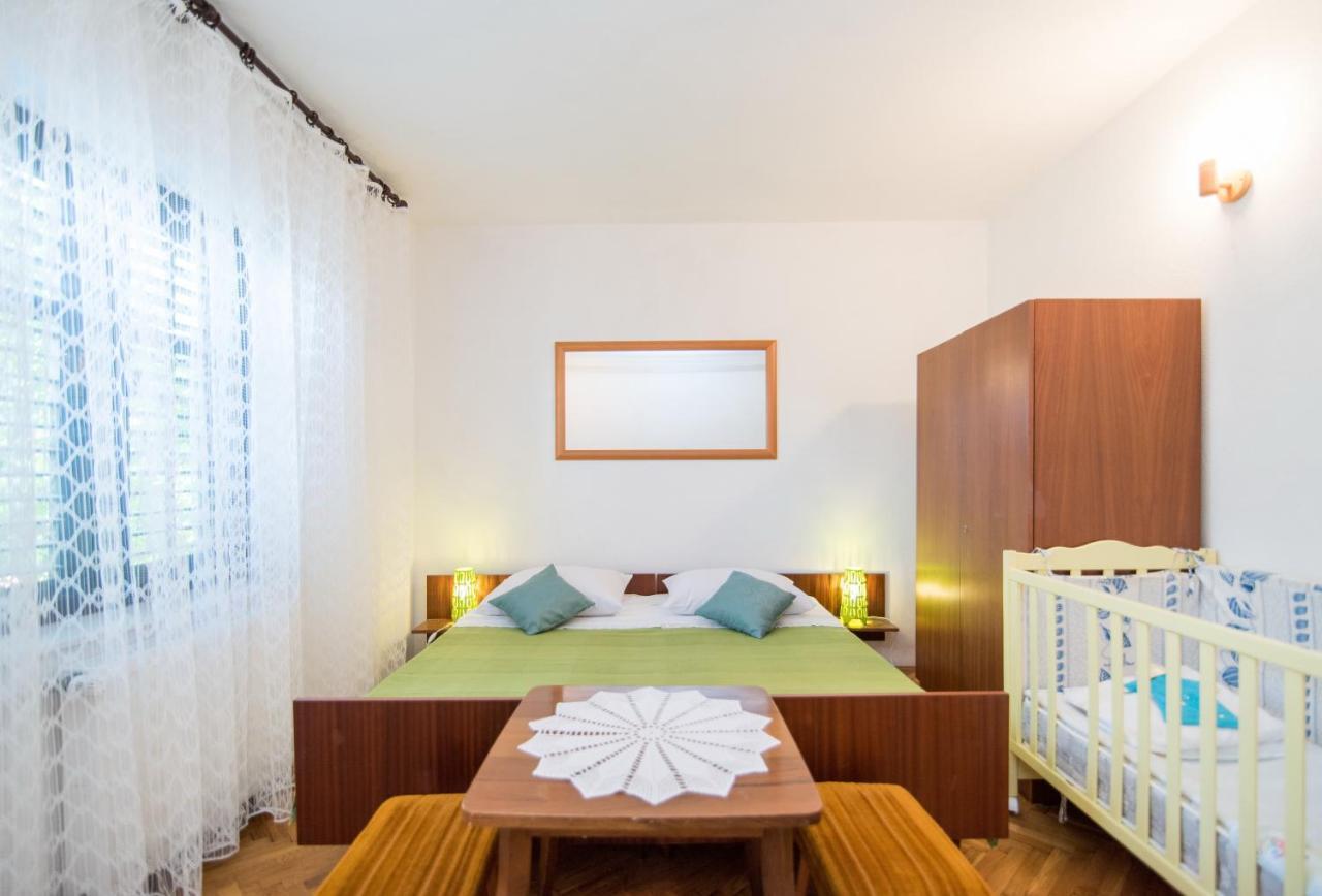 Apartments Mare Postira Bagian luar foto