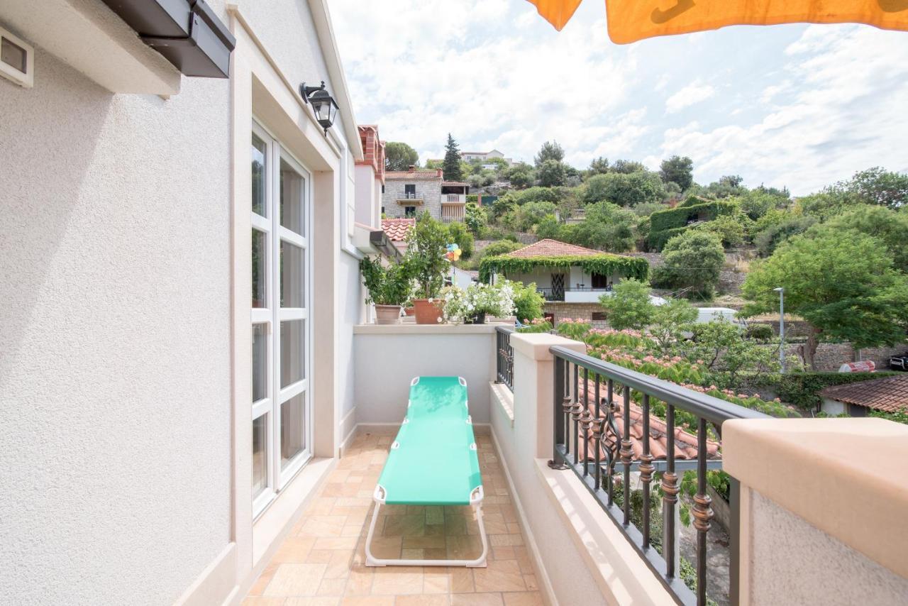 Apartments Mare Postira Bagian luar foto