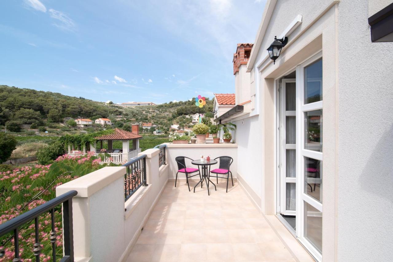 Apartments Mare Postira Bagian luar foto