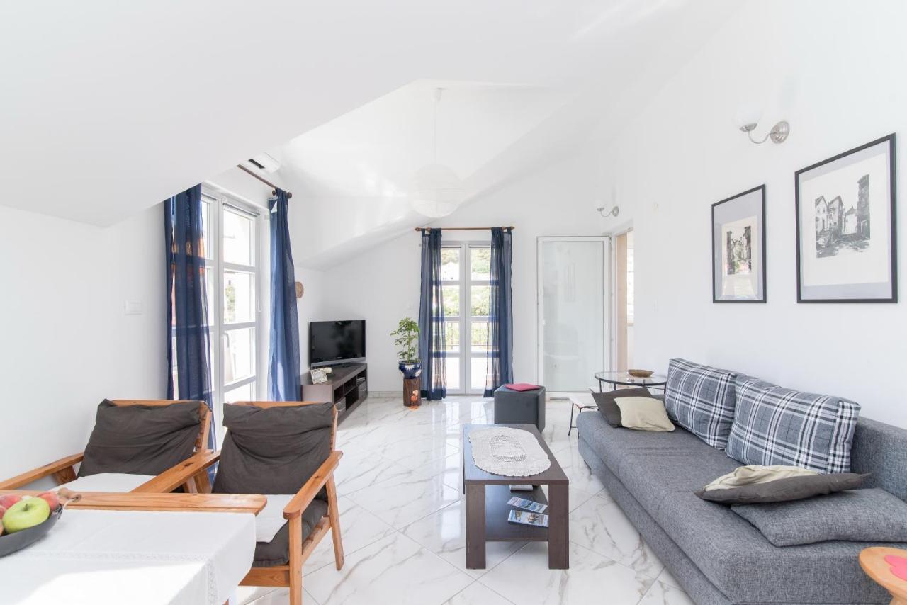 Apartments Mare Postira Bagian luar foto
