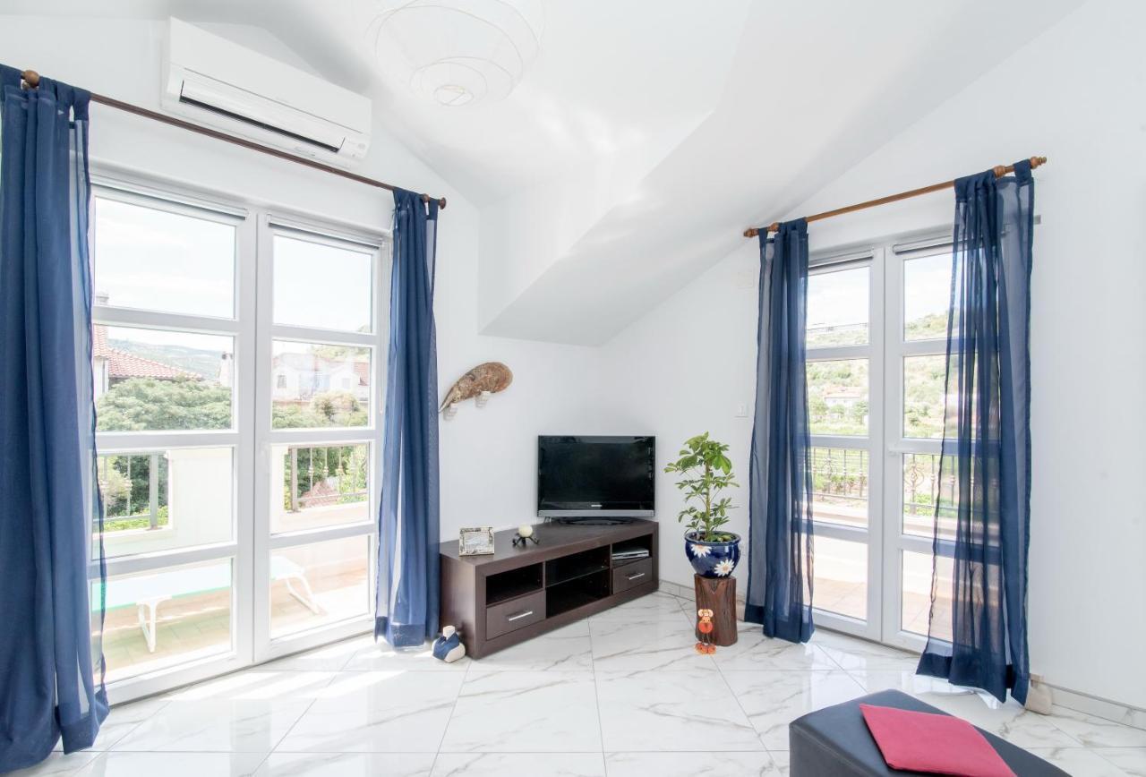 Apartments Mare Postira Bagian luar foto