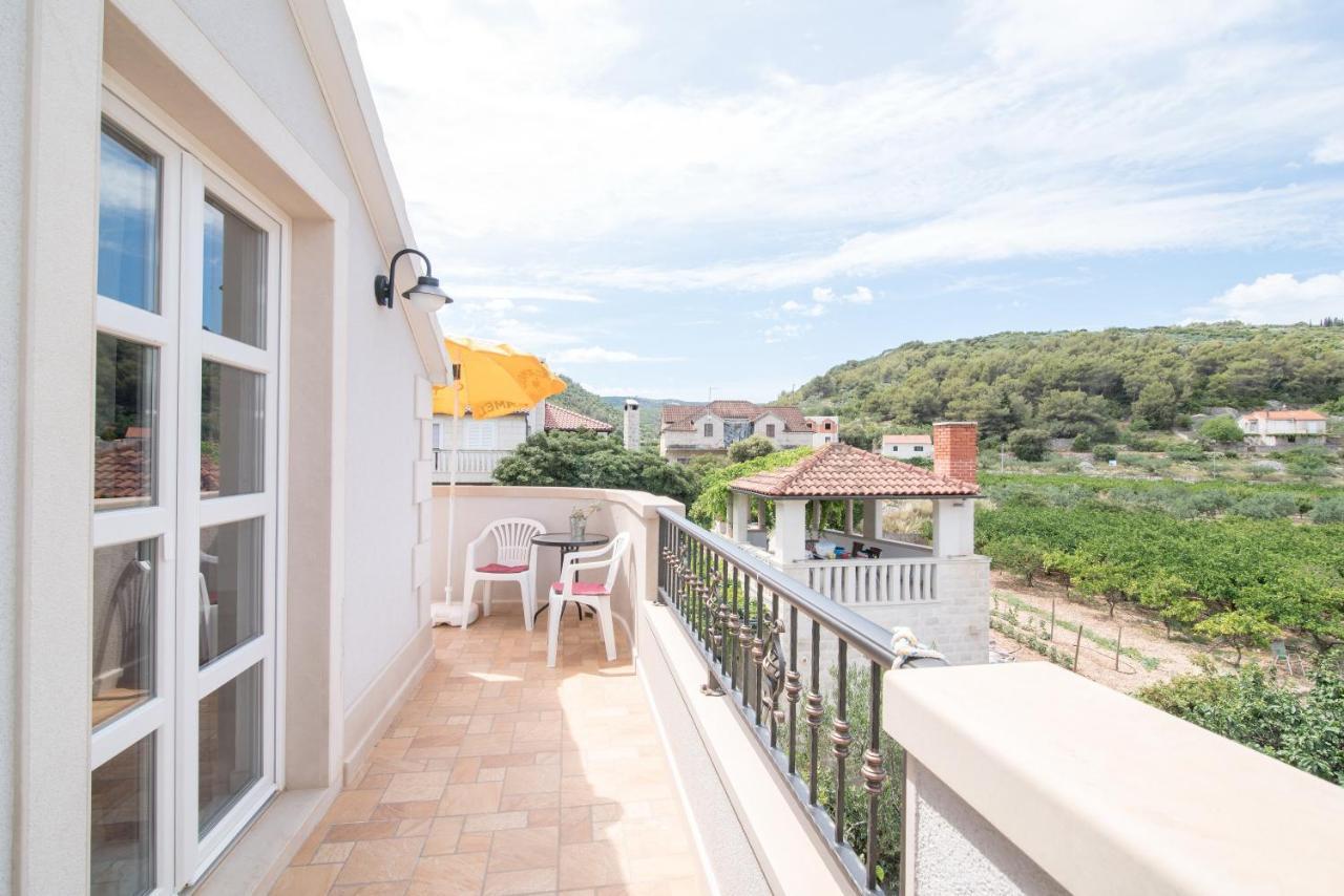 Apartments Mare Postira Bagian luar foto