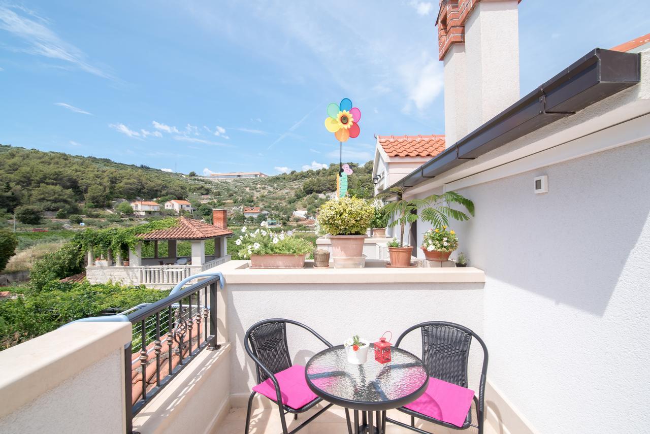 Apartments Mare Postira Bagian luar foto