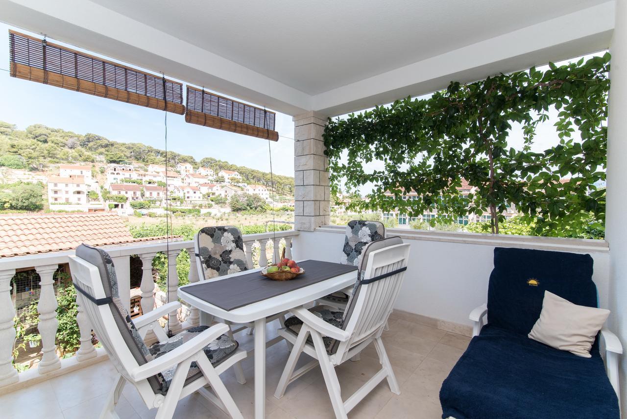 Apartments Mare Postira Bagian luar foto