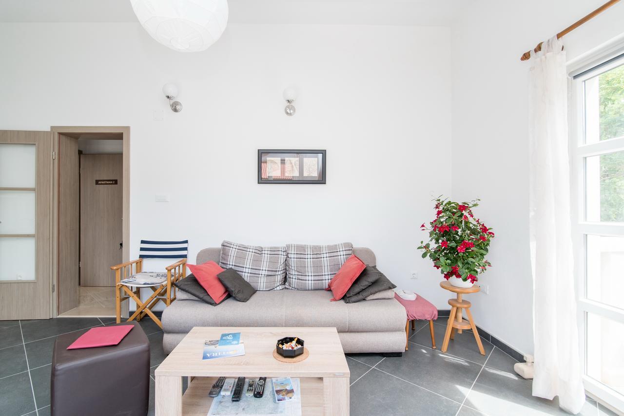 Apartments Mare Postira Bagian luar foto
